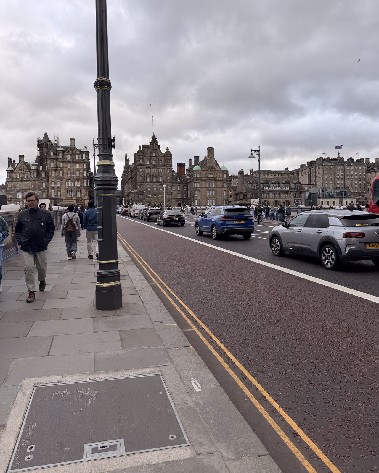 North Bridge en Edimburgo durante el Fringe, mirando hacia el hotel Scotsman y la Old Town