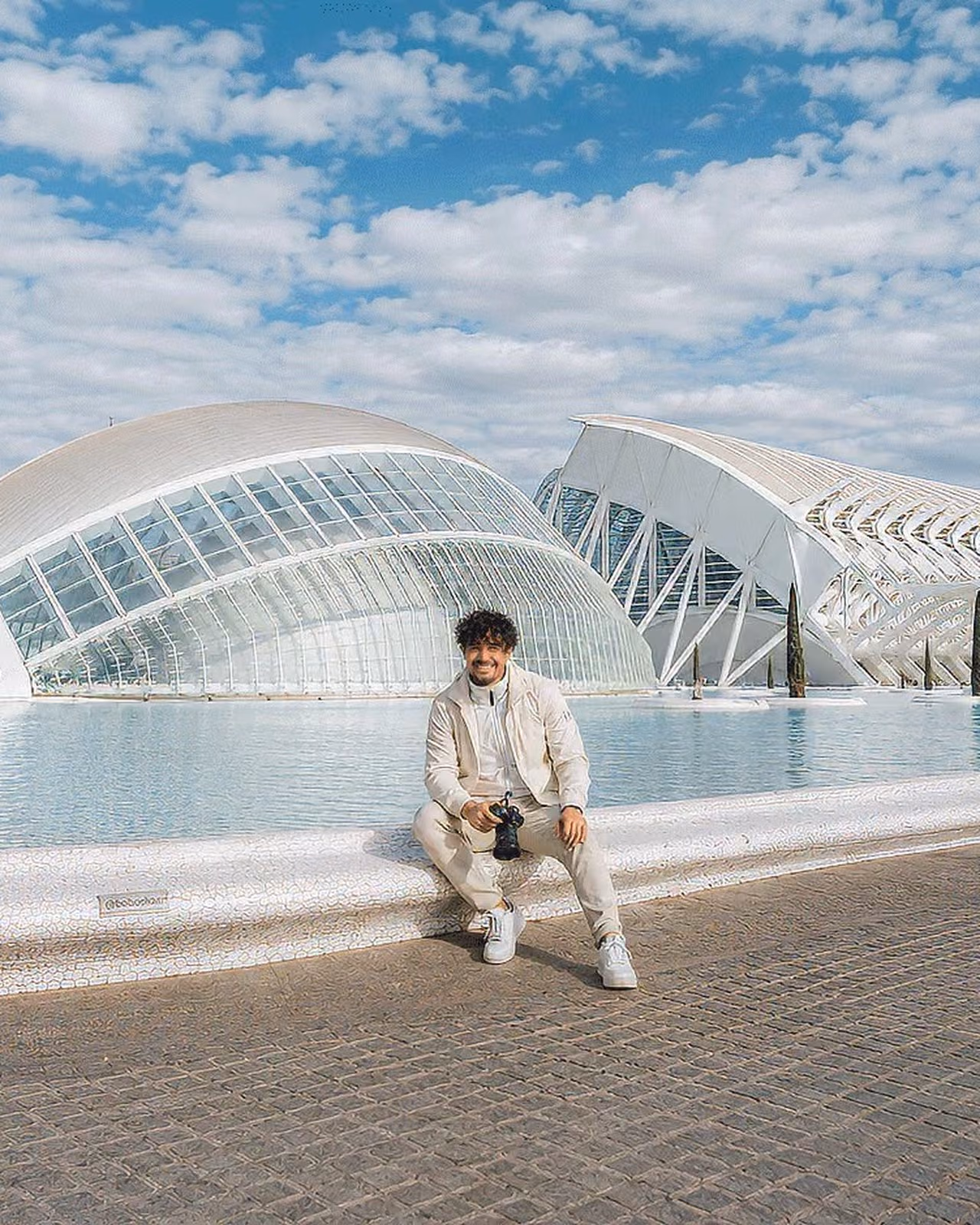 Gorka Di Capitan en Valencia con la Ciudad de las Artes y las Ciencias de fondo