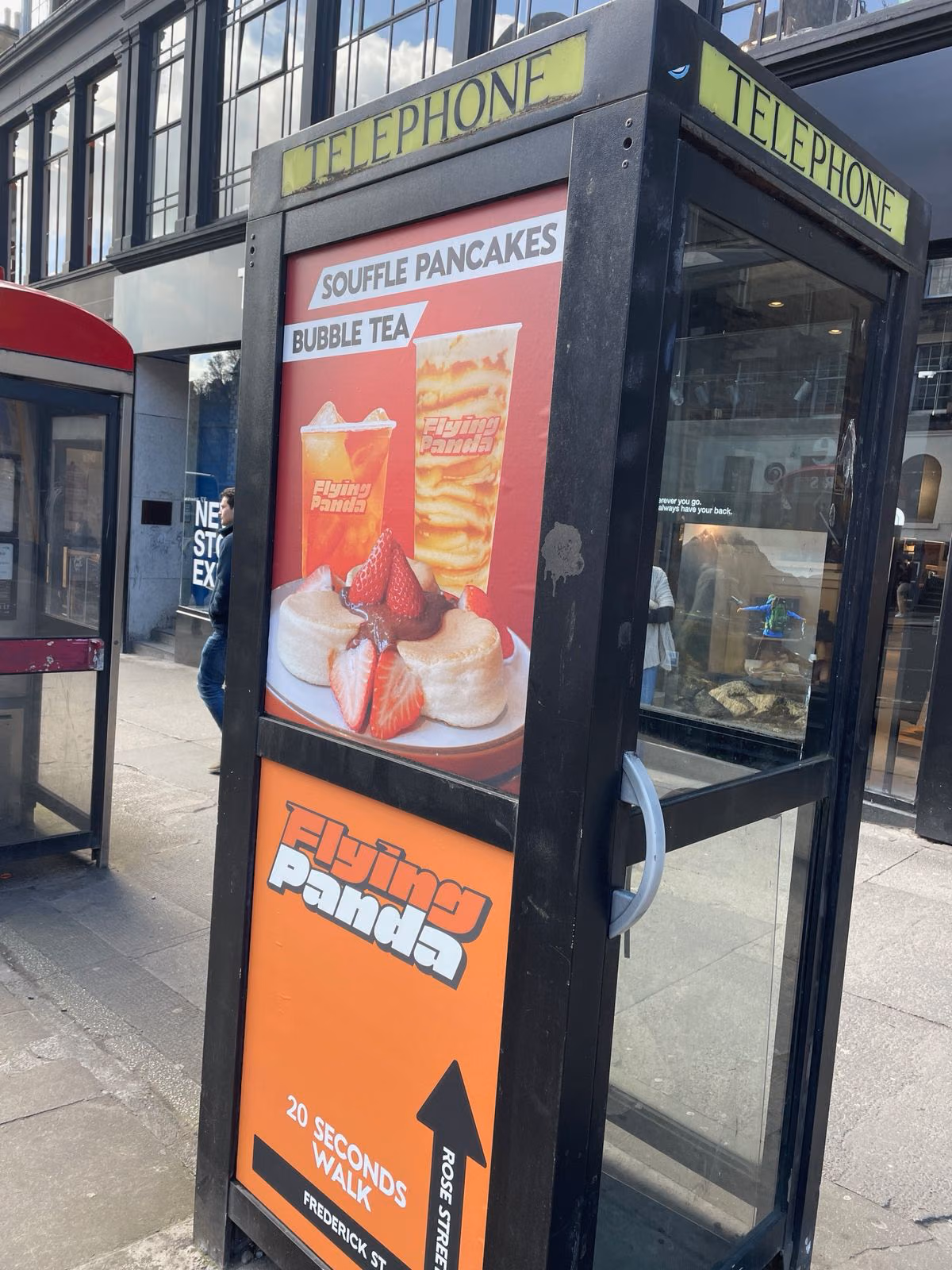 El cartel de Flying Panda montándose en pantalla: tortitas soufflé y dos bubble teas recortados sobre fondo rojo, diseño de Gorka Di Capitan