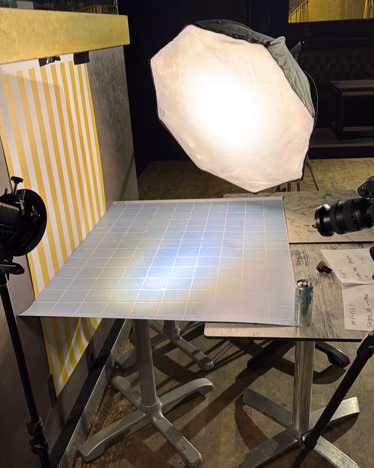 Detrás de cámaras en un bar de Edimburgo: softbox octogonal iluminando una superficie de azulejos en una sesión de Gorka Di Capitan