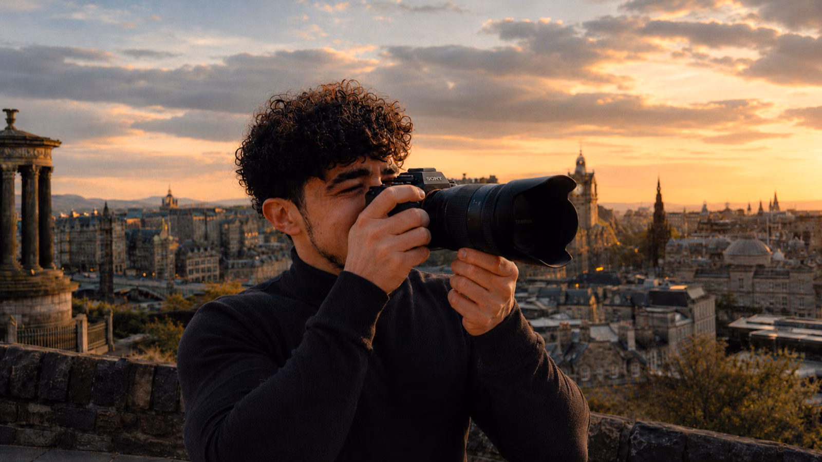 Gorka Di Capitan fotografiando al atardecer sobre el perfil de Edimburgo
