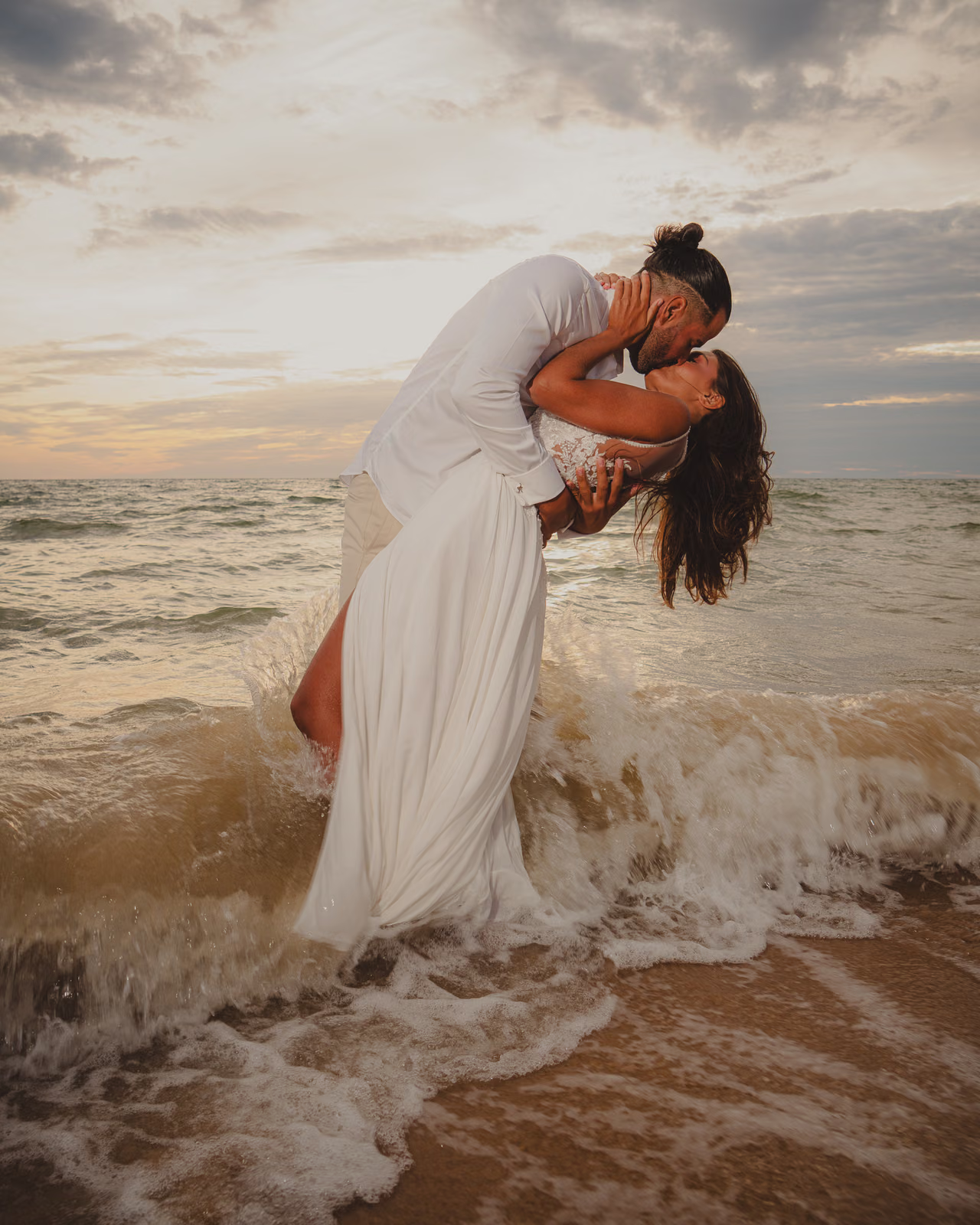 Rocío y Sergio en las dunas blancas de Huelva a la hora dorada, fotografiados por Gorka Di Capitan